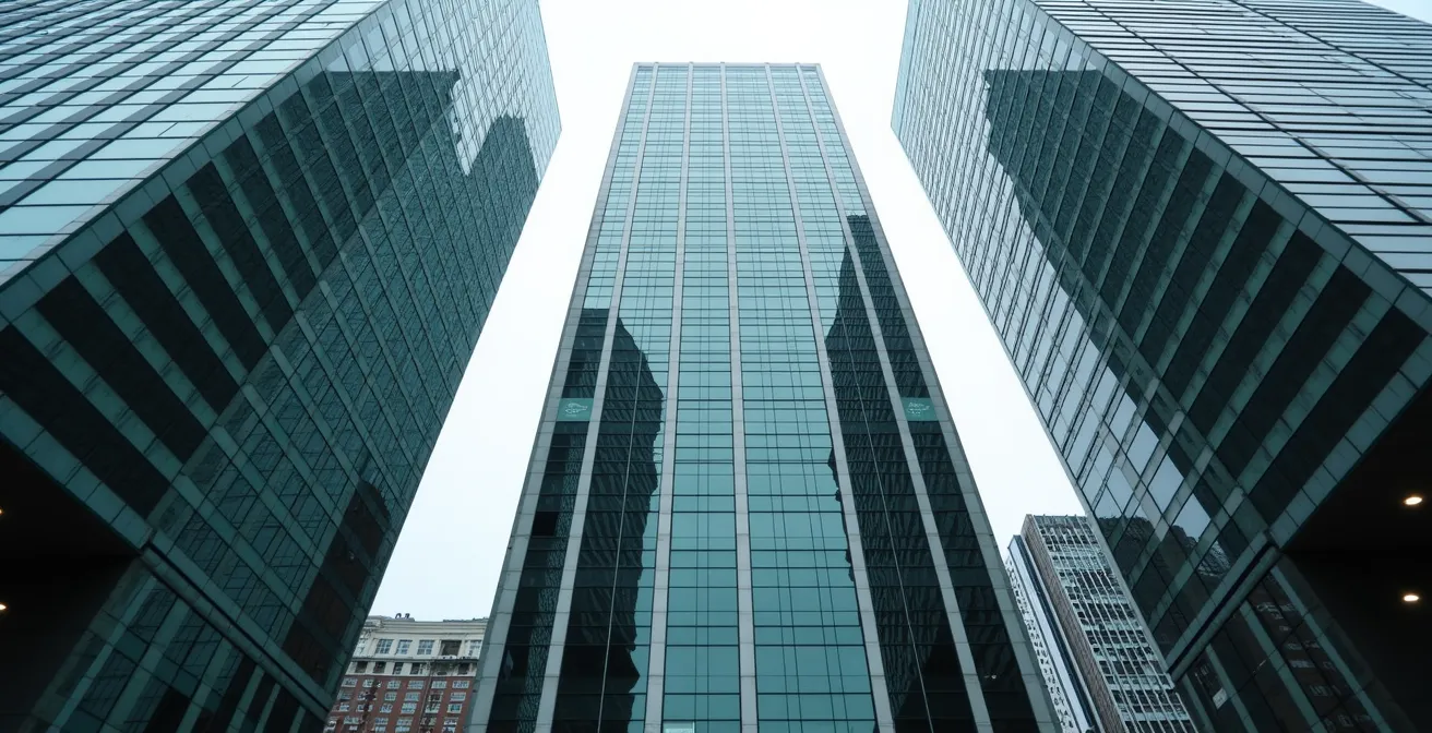 Trois immeubles de bureaux modernes représentant symboliquement les trois assureurs hypothécaires au Canada